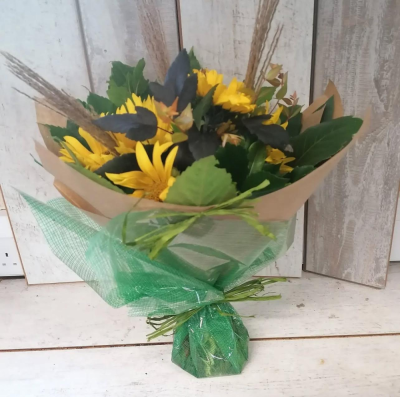 Mellow Yellow - Bouquet in radiant yellow tones, beautifully complemented by lush, fresh green foliage, creating a bright and uplifting display full of natural charm and vibrancy.
