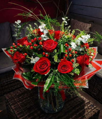Luxury roses - Luxury red roses with lush green foliage in a glass vase